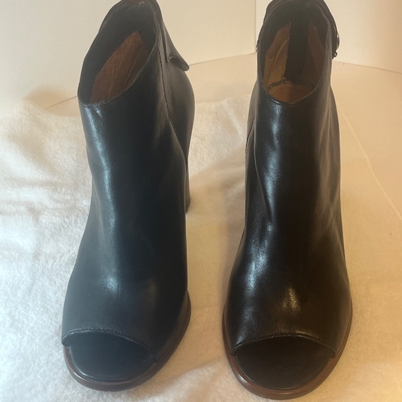 Coach size 8 women’s black leather open toe booties with heels - Picture 2 of 15
